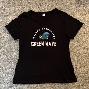 Tulane Green Wave oversize black t-shirt with folded short sleeves.